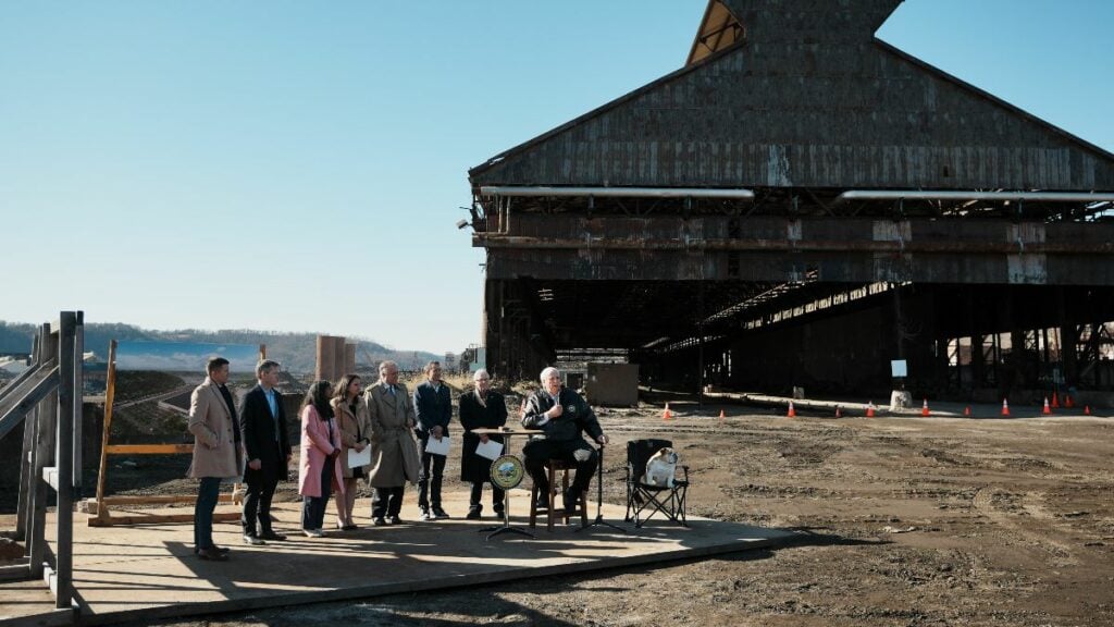 West Virginia jim Justice hình thành nhà máy năng lượng sắt-không khí