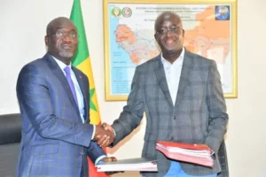 Stakeholders signing the agreement. Image: Senelec / Infinity Power.