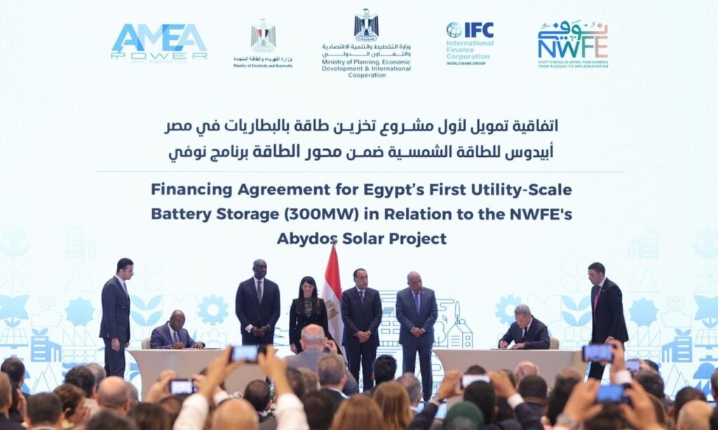 Dignitaries from AMEA Power, the IFC and the Egyptian government are on stage in front of an audience as the financing agreement is signed for the project in Aswan Governate, Egypt.