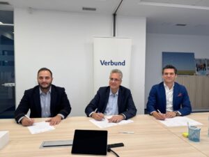 Verbund, Prime Batteries and Enevo executives signing a Romania BESS project deal. From left to right: Vicentiu Ciobanu (CEO Prime Batteries), Adrian Remus Borotea (managing director of Verbund Wind Power Romania) and Cristian Pirvulescu (CEO of Enevo Group).​ Image: Verbund via LinkedIn.