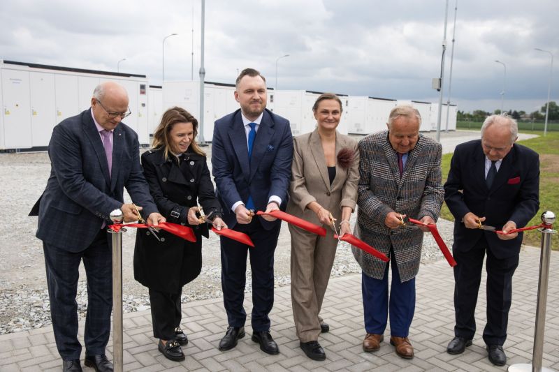 Project stakeholders cutting the ribbon on EDF's project in Poland
