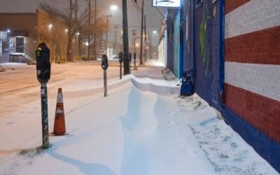A snow-covered sidewalk in Dallas, Texas, pictured during the 2021 Winter Storm Uri. Image: Matthew T Rader, MatthewTRader.com, License CC-BY-SA
