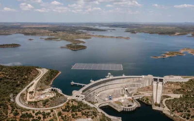 EDP's floating PV plant (in background) at the hydropower dam in Alqueva, Portugal. Image: EDP