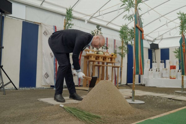 Eku Energy COO Tom Best at a ceremonial event to mark the start of construction at the 30MW/120MWh Hirohara BESS. Image: Eku Energy