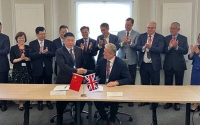 Invinity CEO Jonathan Marren (centre right), shakes hands on the agreement with UESNT executive director Liao Zhanghui. Image: Invinity Energy Systems.