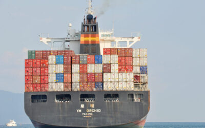With most lithium-ion batteries and BESS still manufactured in China and wider East Asia, transportation via global shipping is a key part of the energy storage market today. Credit: Marcel Crozet/ILO