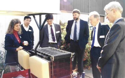 A 1990s demonstration of vanadium flow technology, used on a golf cart at the University of New South Wales. Inventor Professor Maria Skyllas-Kazacos and engineer Dun Rui Hong from the team are on the left. Image: Courtesy of Maria Skyllas-Kazacos.