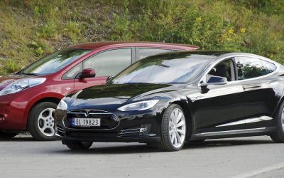 Nissan_Leaf_and_Tesla_Model_S_in_Norway_cropped