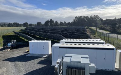Tesla 2MW / 8MWh BESS in front of solar PV array at the Redwood Coast Airport Renewable Energy Microgrid, which will serve as a model for the programme. Image: PG&E.