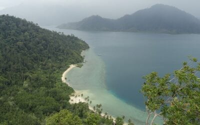 Indonesia has more than 900 permanently inhabited islands. Image: Wikimedia/Fabio Achilli