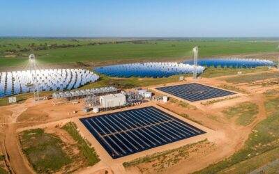 RayGen's recently inagurated project, with thermal storage pits holding hot and cold water in the foreground and the heliostats focusoing sunlight onto PV modules behind. Image: RayGen.