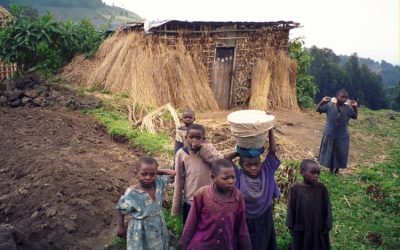 Rwandan_children_at_Volcans_National_Park_750_500_s_wiki_user_banyan_tree