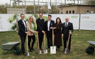 The groundbreaking ceremony for the construction of the project.. In the picture from left to right: Kai Janßen (Managing Director Operations at E.ON Energy Solutions), Saskia Kemner (Head of Municipal Partner Management of the Münsterland/Ostwestfalen-Lippe region at Westenergie), Markus Höner (Chairman of the Supervisory Board of Energieversorgung Beckum), Daniel Dierich (Managing Director of Energieversorgung Beckum), Katherina Reiche (CEO of Westenergie), Michael Gerdhenrich (Mayor of the City of Beckum). Image: evb/Westenergie/E.ON.