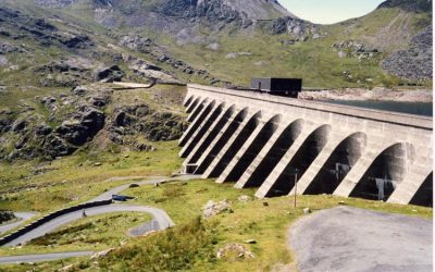 Stwlan Dam at Ffestinog pumped storage plant in Wales, UK. Built in the 1960s, this photo was taken in 1988 - just four years after Dinorwig, the UK's most-recently built pumped hydro plant opened. Image: wikimedia user Arpingstone / Public Domain.