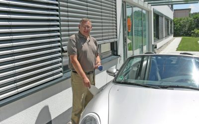 Walter_betankt_Elektroporsche_mit_Solarstrom_low_res