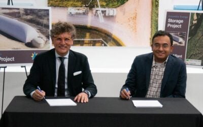 Energy Dome CEO Claudio Spadacini (left) and Alliant Energy executive VP Raj Sundararajan signing the supply contract. Image: Energy Dome