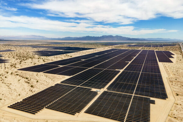 Solar arrays at Intersect Power's Oberon project in California's Riverside County, featuring 250MW/1,000MWh of batteries and co-located with 679MWp/500MWac of solar. It was completed in late 2023. Image: Intersect Power.