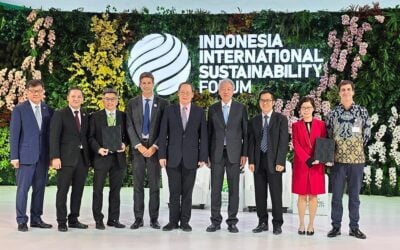 Vena Energy COO Juan Mas Valor (far right), next to Aw Kah Peng, Chairman of Shell Companies in Singapore, with representatives of the EMA and Singapore government and other companies awarded Conditional Approval or License status in September 2024. Image: Vena Energy